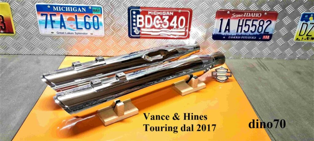 Annunci usato Harley Davidson: VENDO 048 € 399 Harley terminali di scarico Vance & Hines Twin Slash x Touring M8 dal 2017 - Mercatino Harley